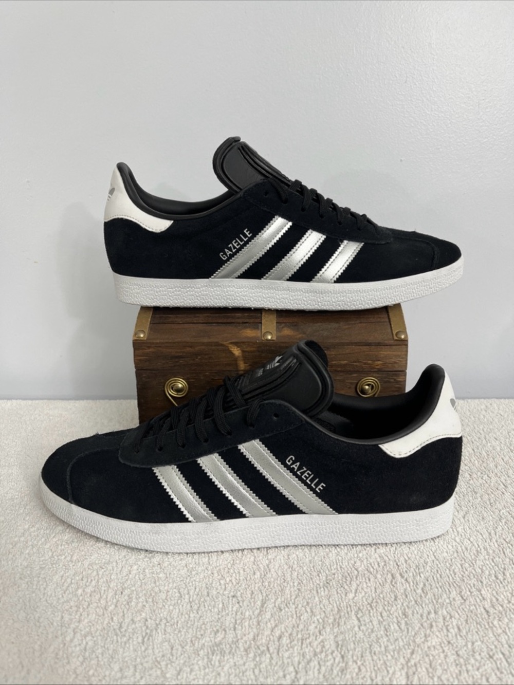 Adidas Women's Sz 11 Men’s Sz 9.5 Gazelle Originals Black/Silver Metallic ID7007 - Picture 3 of 12
